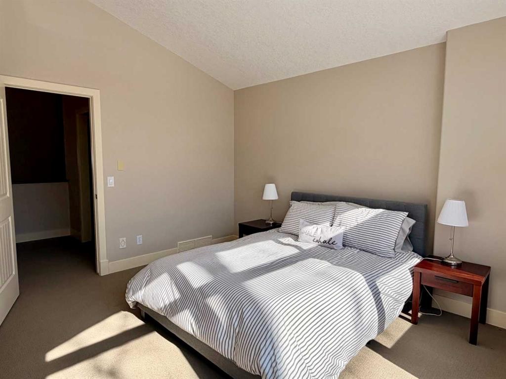 624 27 Avenue Nw, Calgary, AB - Indoor Photo Showing Bedroom