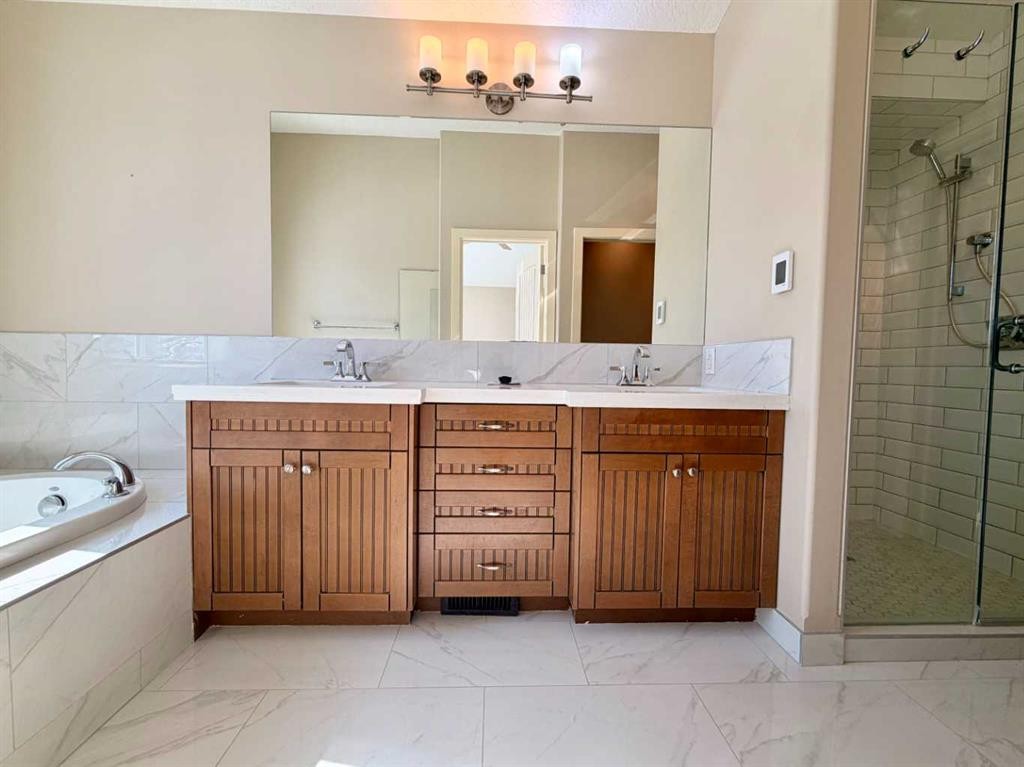 624 27 Avenue Nw, Calgary, AB - Indoor Photo Showing Bathroom