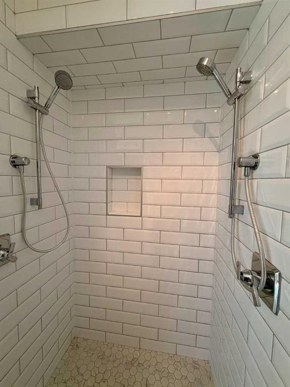 624 27 Avenue Nw, Calgary, AB - Indoor Photo Showing Bathroom