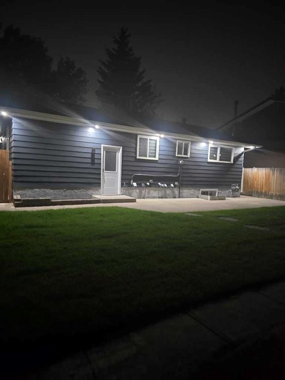 327 Rundleview Drive Ne, Calgary, AB - Photo Showing Garage