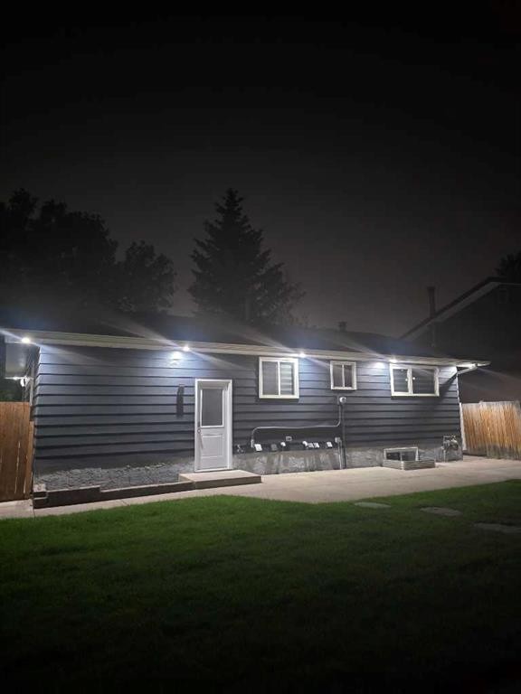 327 Rundleview Drive Ne, Calgary, AB - Indoor Photo Showing Garage