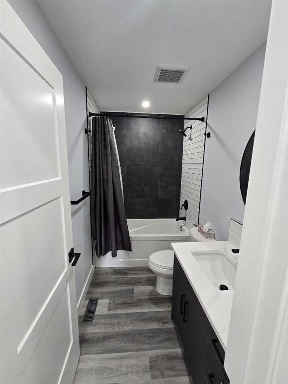 327 Rundleview Drive Ne, Calgary, AB - Indoor Photo Showing Bathroom