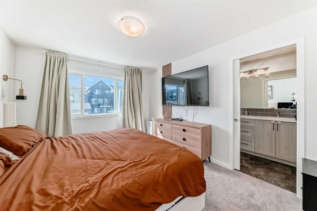 455 Tekarra Drive Nw, Calgary, AB - Indoor Photo Showing Bedroom