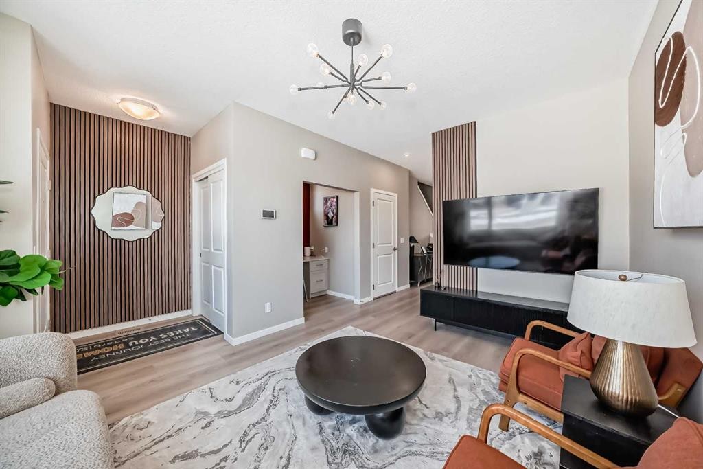 455 Tekarra Drive Nw, Calgary, AB - Indoor Photo Showing Living Room