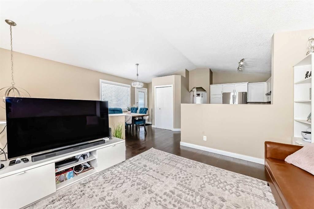 67 Bridleglen Manor Sw, Calgary, AB - Indoor Photo Showing Living Room