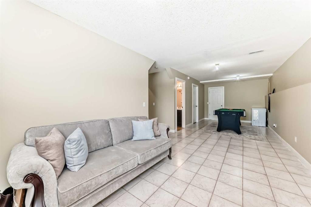 67 Bridleglen Manor Sw, Calgary, AB - Indoor Photo Showing Living Room