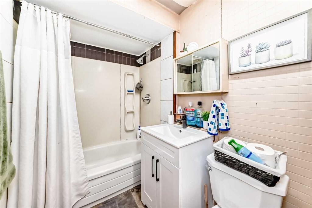 2517 36 Street Se, Calgary, AB - Indoor Photo Showing Bathroom