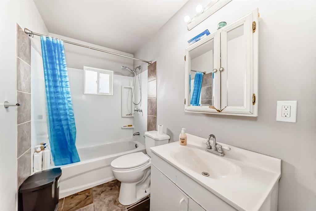 2517 36 Street Se, Calgary, AB - Indoor Photo Showing Bathroom