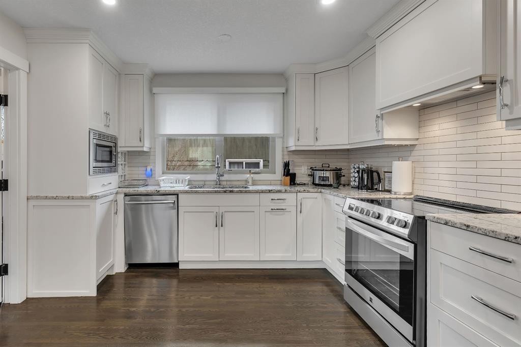 3 Cardiff Drive Nw, Calgary, AB - Indoor Photo Showing Kitchen With Upgraded Kitchen