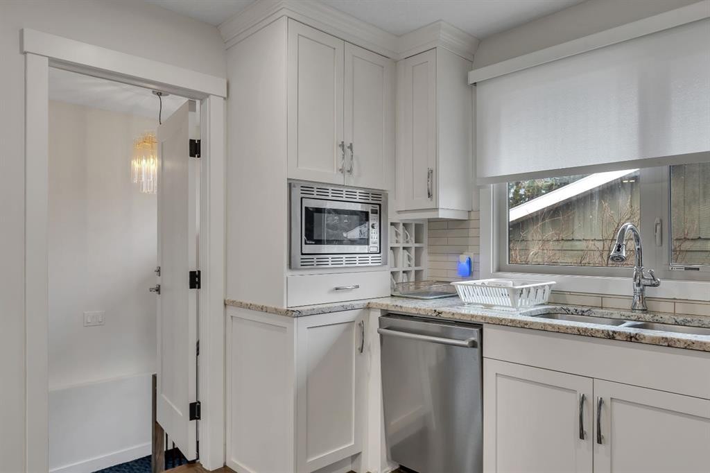 3 Cardiff Drive Nw, Calgary, AB - Indoor Photo Showing Kitchen With Double Sink