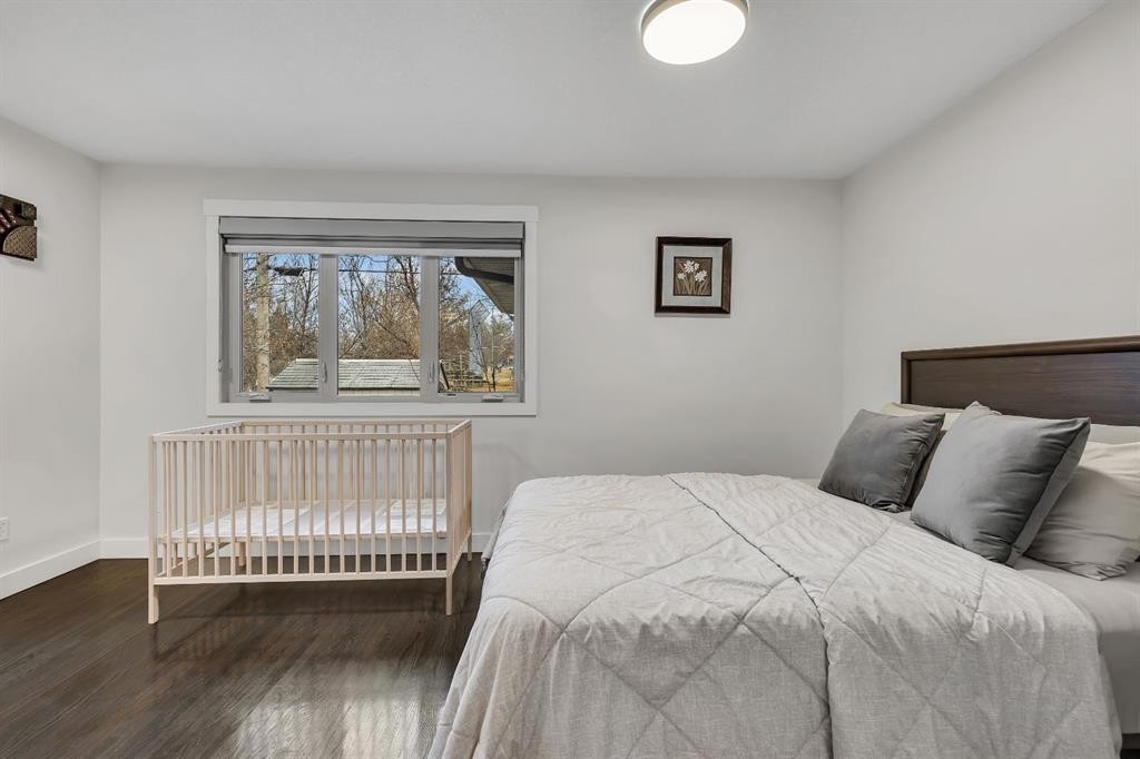 3 Cardiff Drive Nw, Calgary, AB - Indoor Photo Showing Bedroom