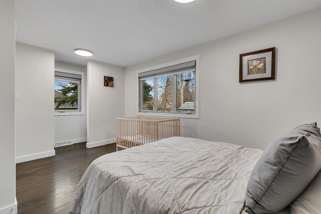 3 Cardiff Drive Nw, Calgary, AB - Indoor Photo Showing Bedroom