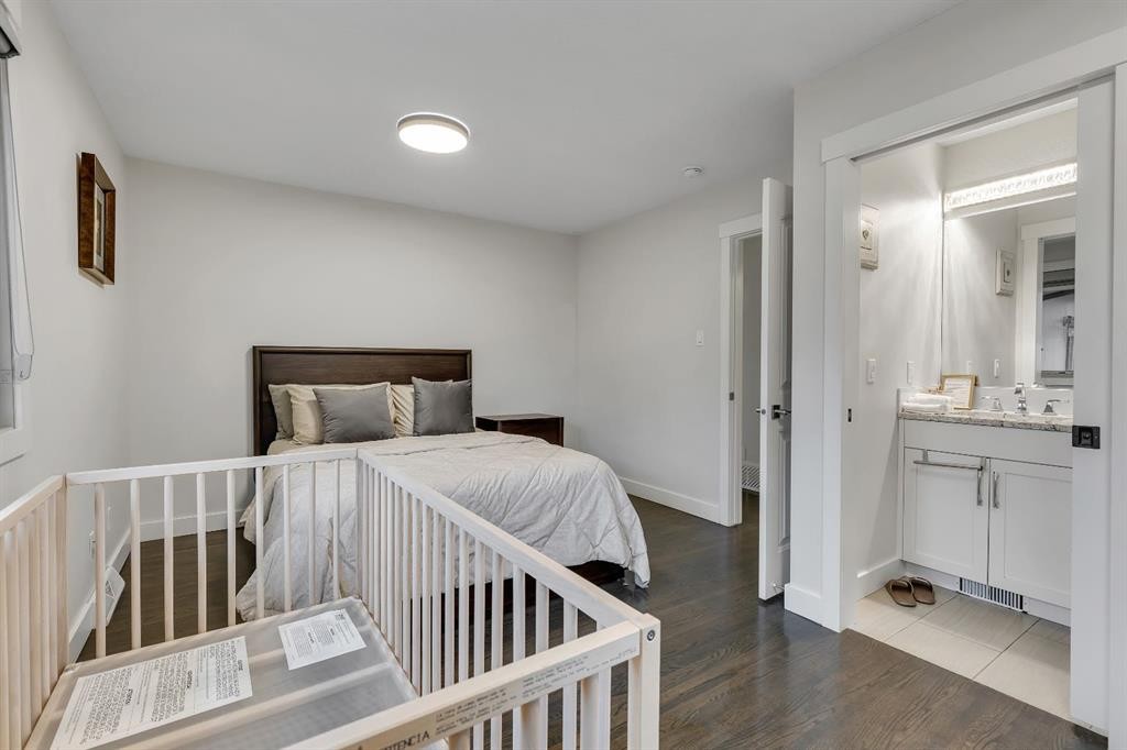 3 Cardiff Drive Nw, Calgary, AB - Indoor Photo Showing Bedroom