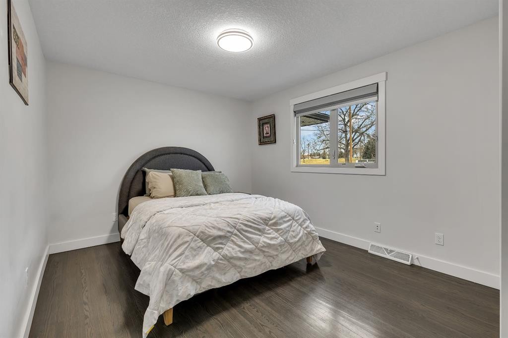 3 Cardiff Drive Nw, Calgary, AB - Indoor Photo Showing Bedroom