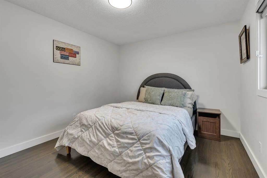 3 Cardiff Drive Nw, Calgary, AB - Indoor Photo Showing Bedroom