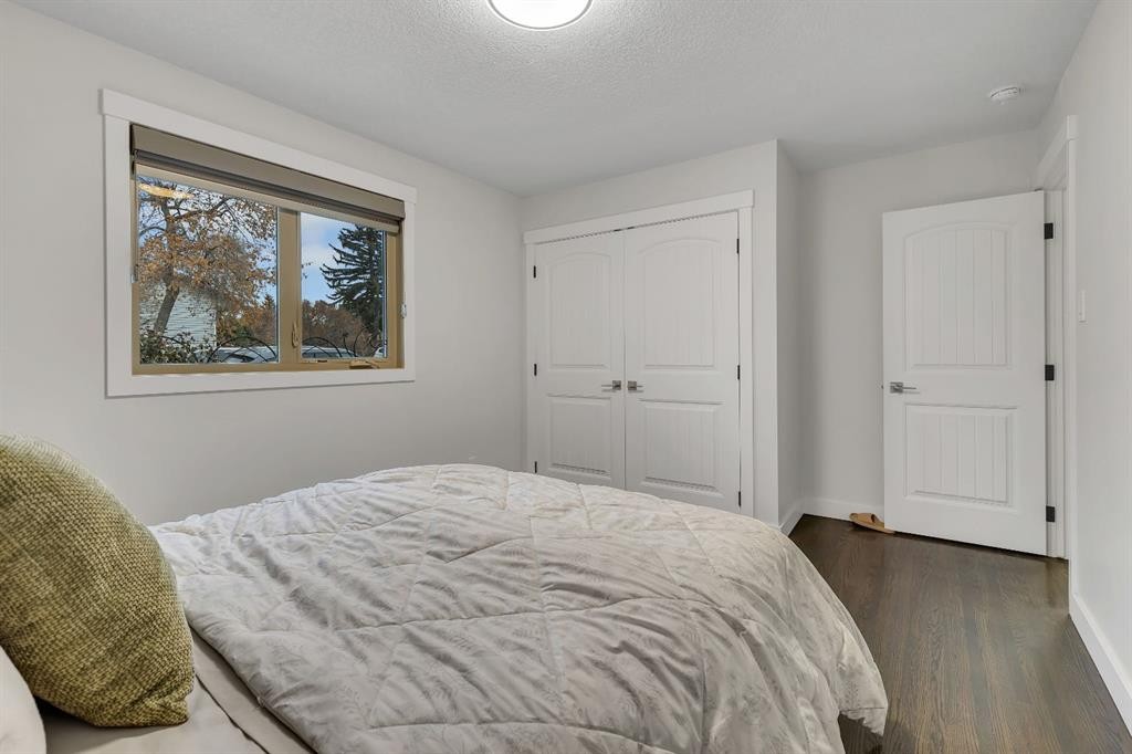 3 Cardiff Drive Nw, Calgary, AB - Indoor Photo Showing Bedroom