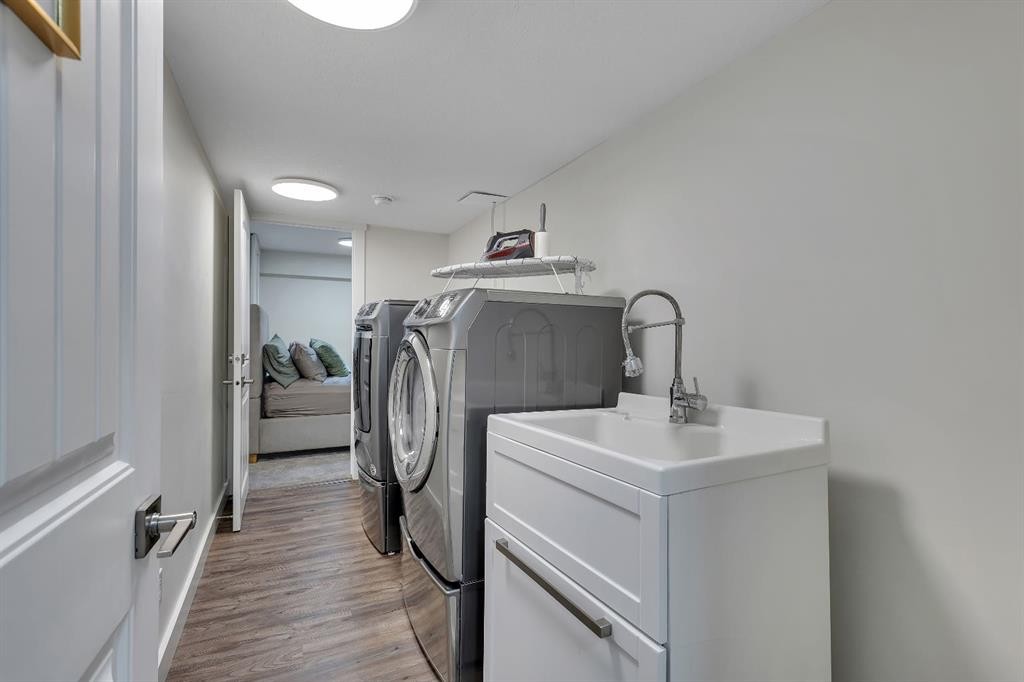 3 Cardiff Drive Nw, Calgary, AB - Indoor Photo Showing Laundry Room