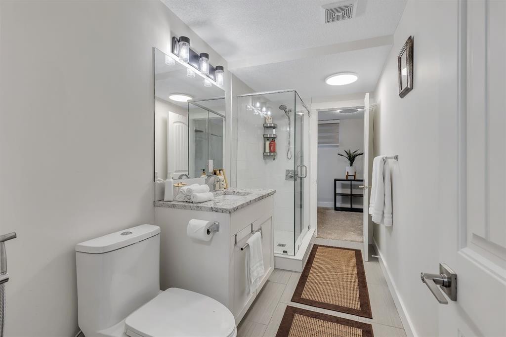 3 Cardiff Drive Nw, Calgary, AB - Indoor Photo Showing Bathroom