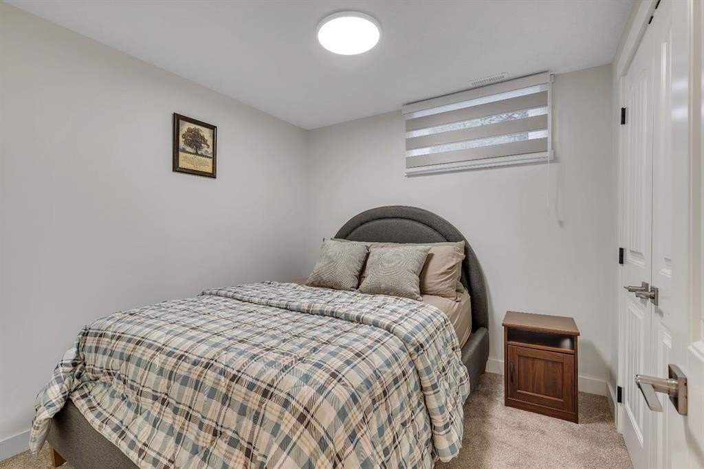 3 Cardiff Drive Nw, Calgary, AB - Indoor Photo Showing Bedroom