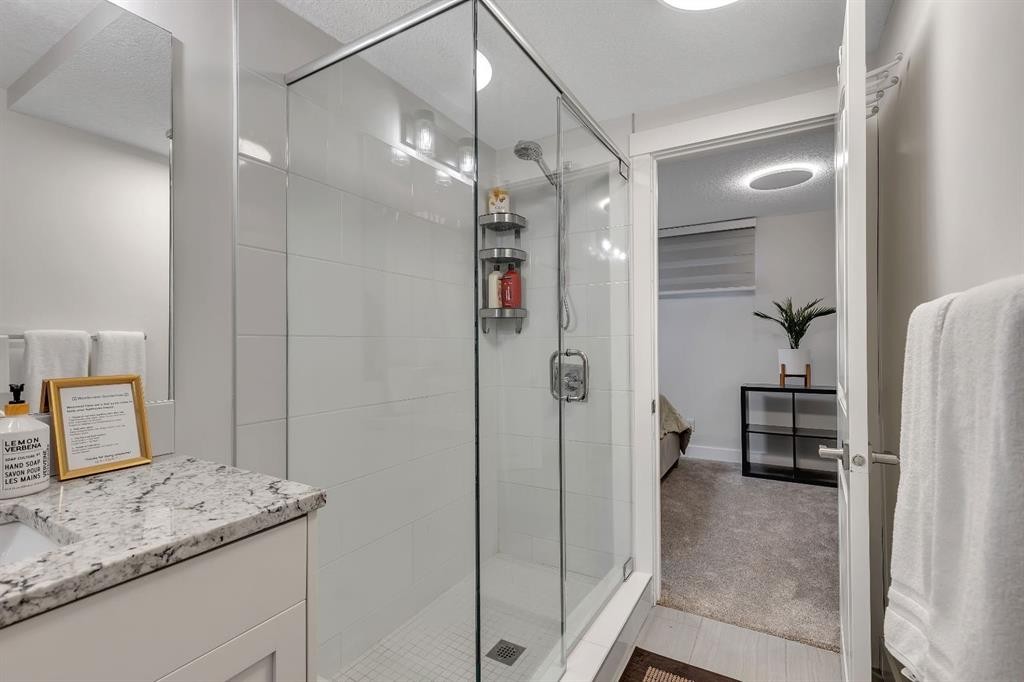 3 Cardiff Drive Nw, Calgary, AB - Indoor Photo Showing Bathroom