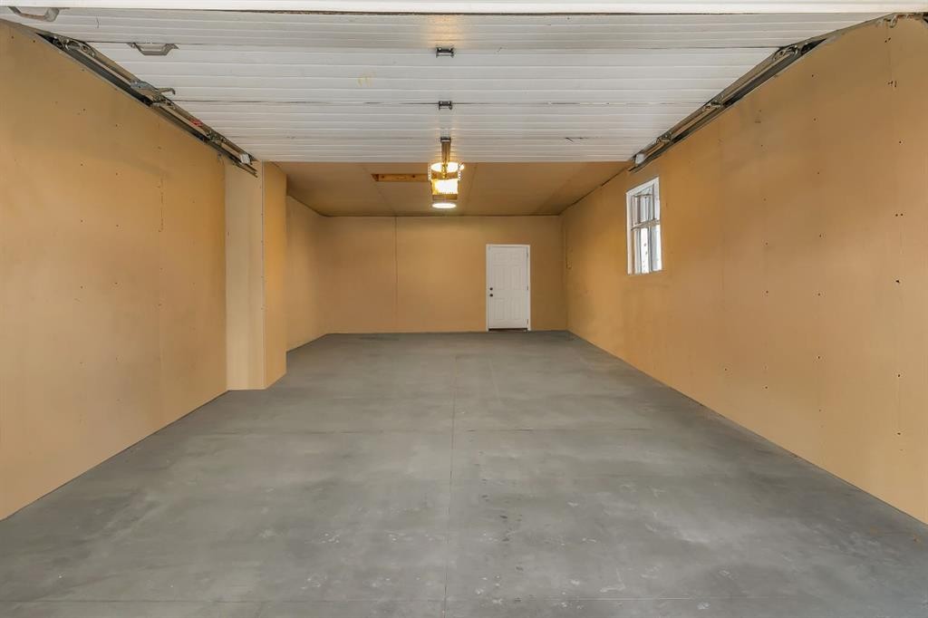 3 Cardiff Drive Nw, Calgary, AB - Indoor Photo Showing Garage