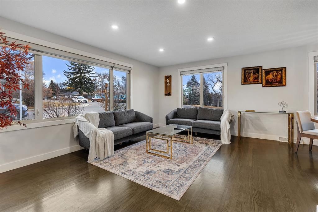 3 Cardiff Drive Nw, Calgary, AB - Indoor Photo Showing Living Room
