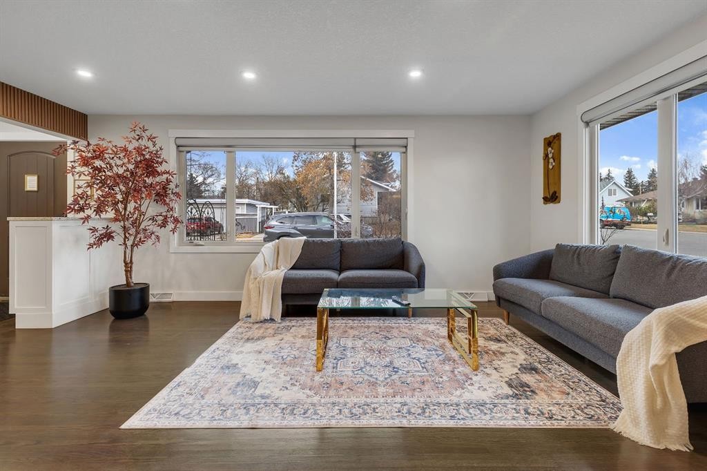 3 Cardiff Drive Nw, Calgary, AB - Indoor Photo Showing Living Room
