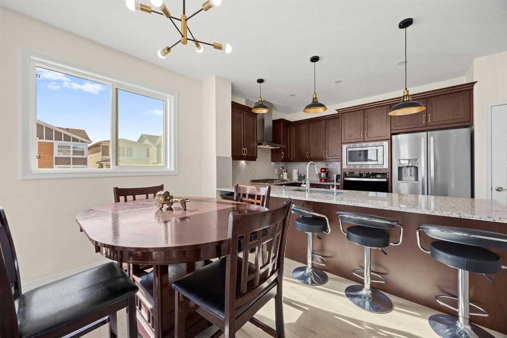 6 Corner Glen Common Ne, Calgary, AB - Indoor Photo Showing Other Room