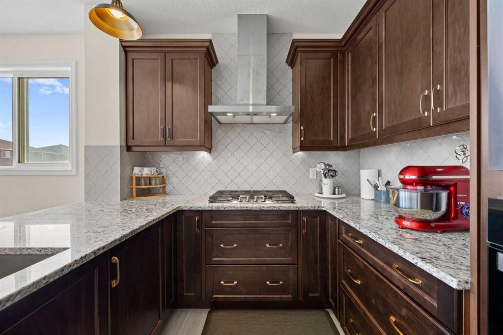 6 Corner Glen Common Ne, Calgary, AB - Indoor Photo Showing Kitchen With Upgraded Kitchen