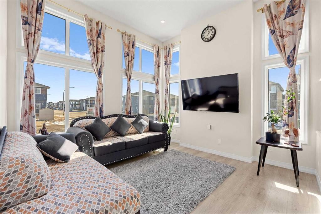 6 Corner Glen Common Ne, Calgary, AB - Indoor Photo Showing Living Room