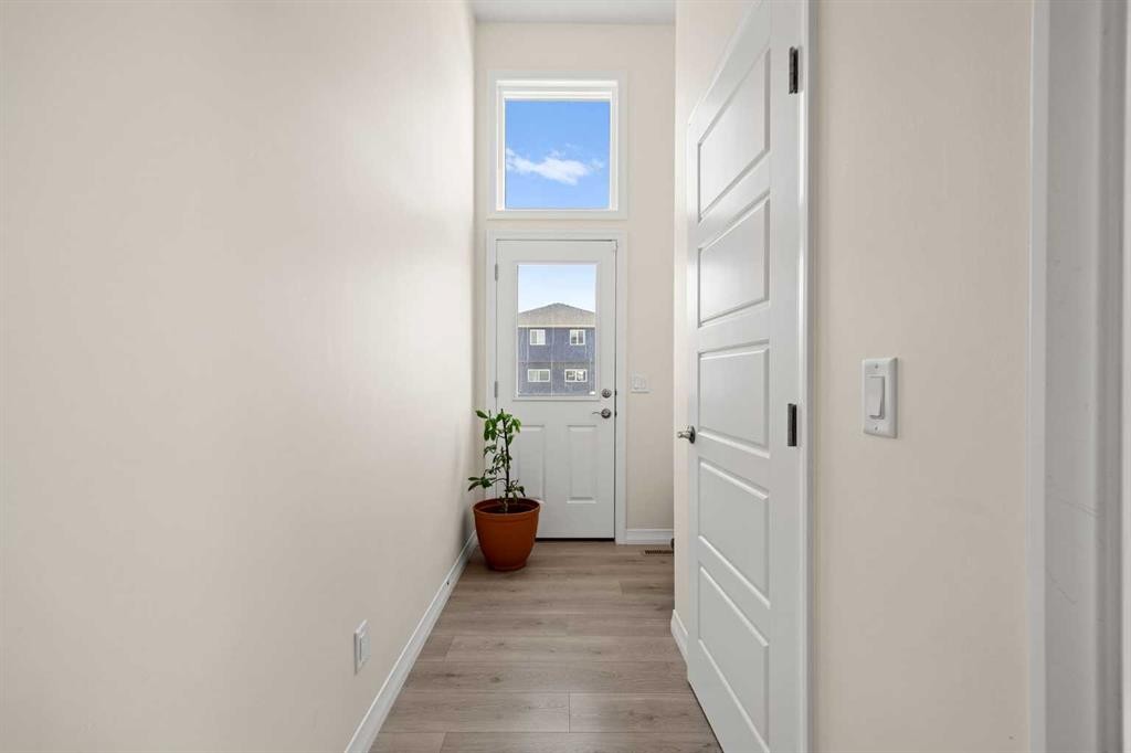 6 Corner Glen Common Ne, Calgary, AB - Indoor Photo Showing Other Room