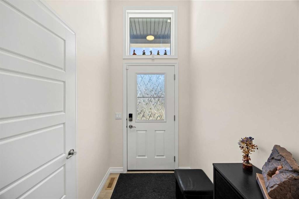 6 Corner Glen Common Ne, Calgary, AB - Indoor Photo Showing Other Room