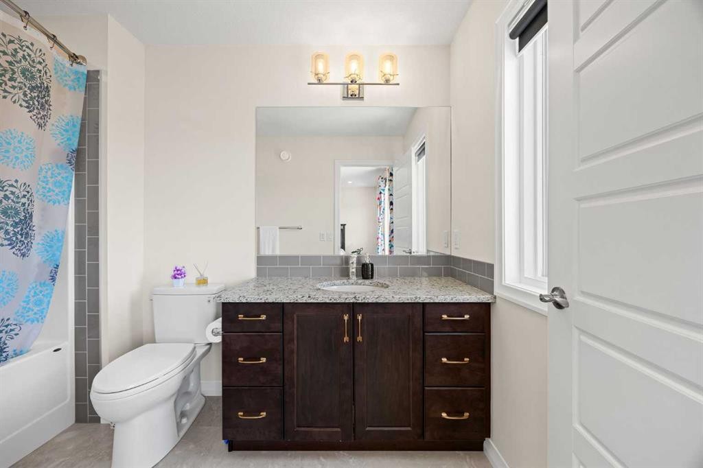 6 Corner Glen Common Ne, Calgary, AB - Indoor Photo Showing Bathroom