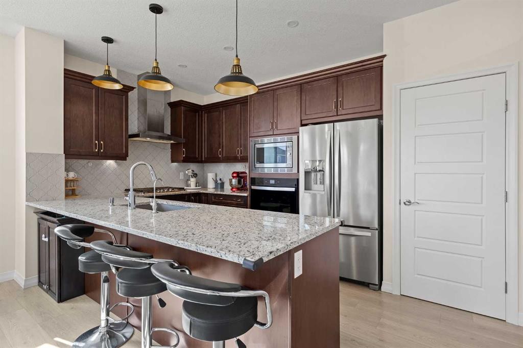 6 Corner Glen Common Ne, Calgary, AB - Indoor Photo Showing Kitchen With Stainless Steel Kitchen With Upgraded Kitchen