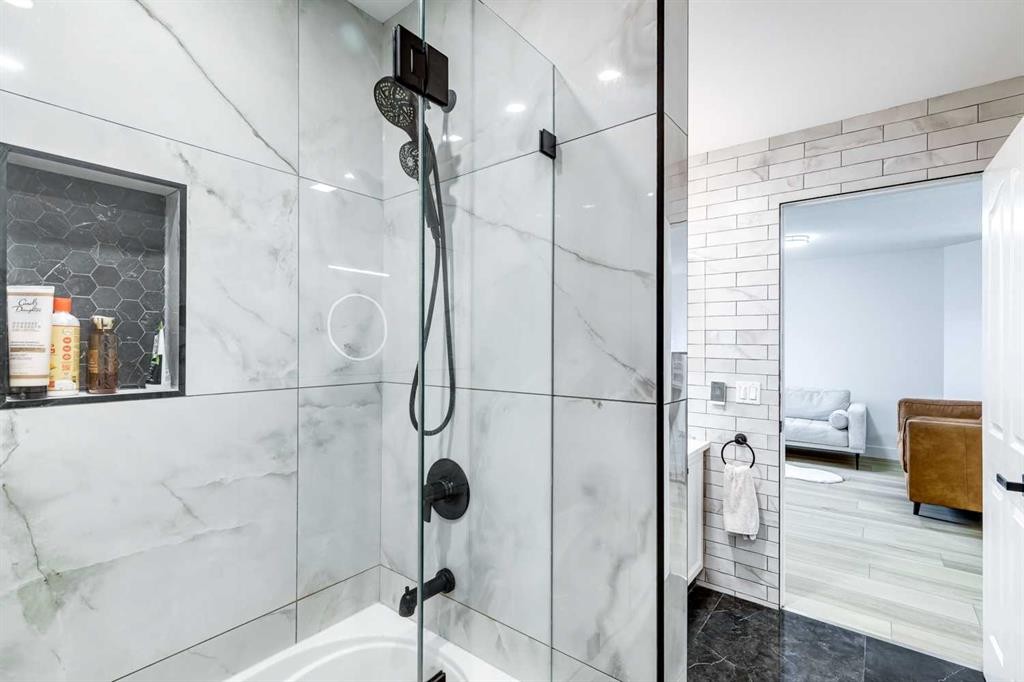 447 Tuscany Ridge Heights Nw, Calgary, AB - Indoor Photo Showing Bathroom