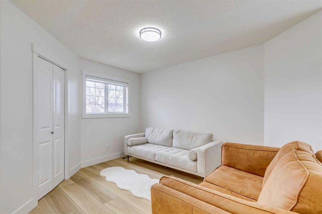 447 Tuscany Ridge Heights Nw, Calgary, AB - Indoor Photo Showing Living Room