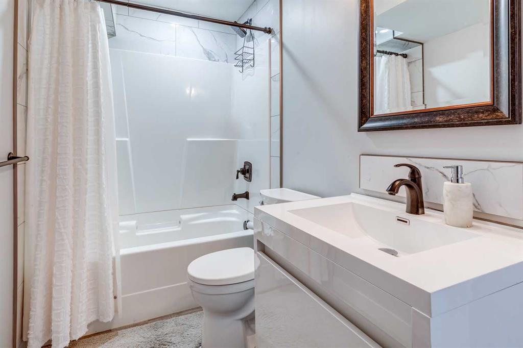 447 Tuscany Ridge Heights Nw, Calgary, AB - Indoor Photo Showing Bathroom
