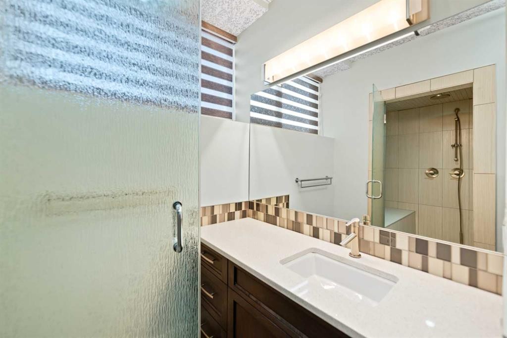 28 Panatella Manor Nw, Calgary, AB - Indoor Photo Showing Bathroom