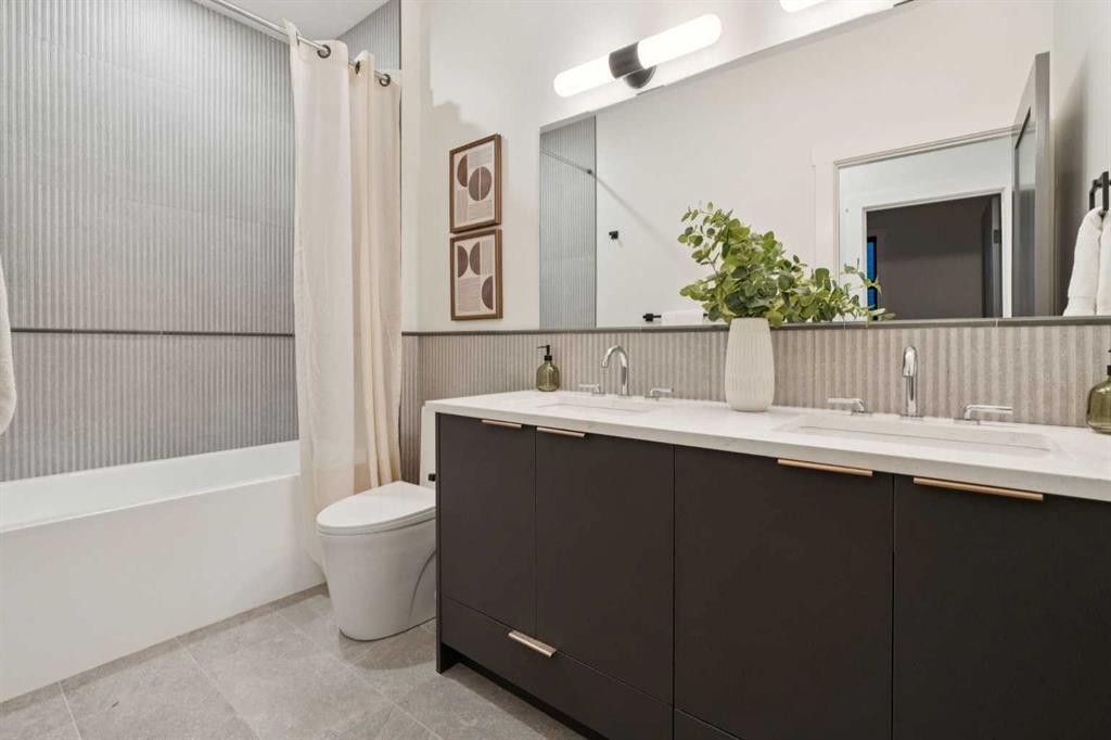 1740 6 Avenue Nw, Calgary, AB - Indoor Photo Showing Bathroom