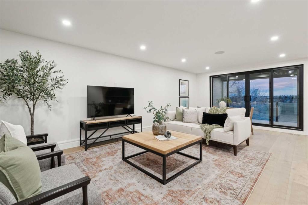 1740 6 Avenue Nw, Calgary, AB - Indoor Photo Showing Living Room