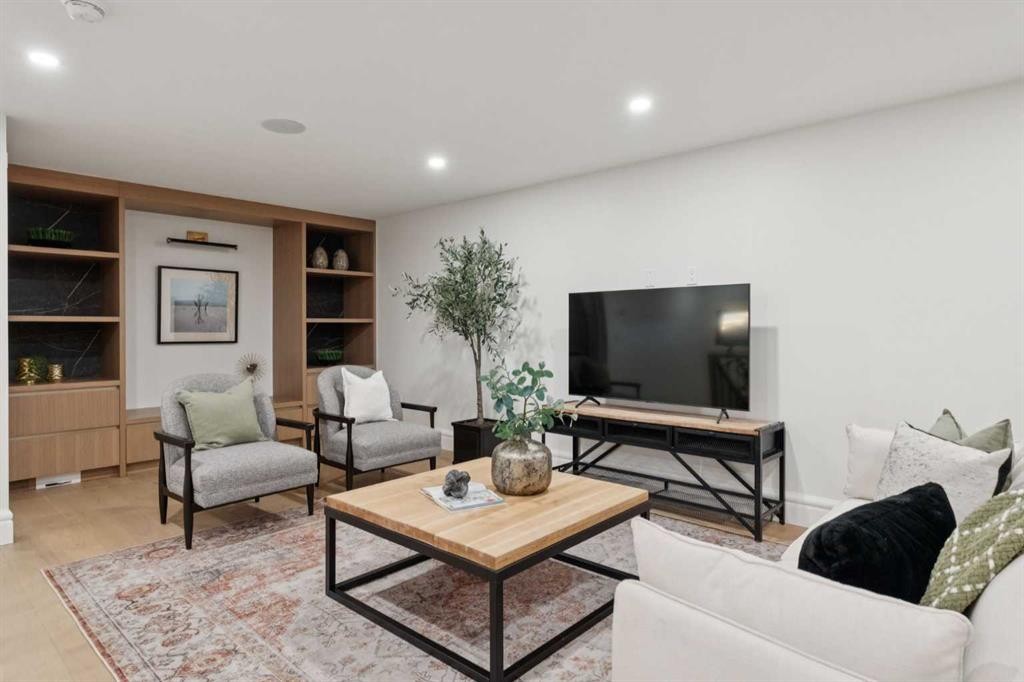1740 6 Avenue Nw, Calgary, AB - Indoor Photo Showing Living Room