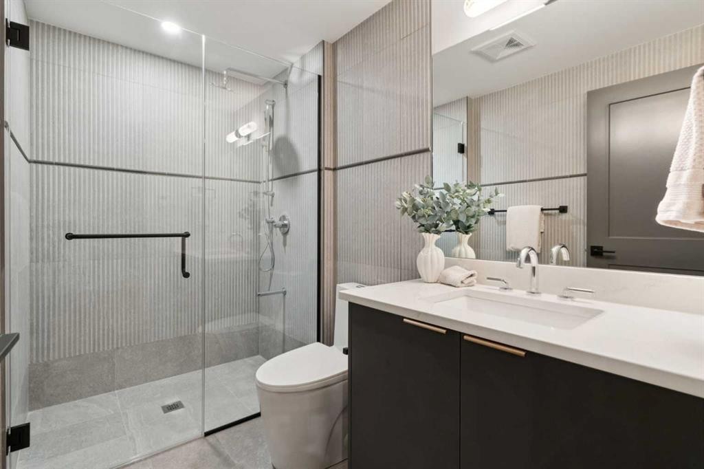 1740 6 Avenue Nw, Calgary, AB - Indoor Photo Showing Bathroom