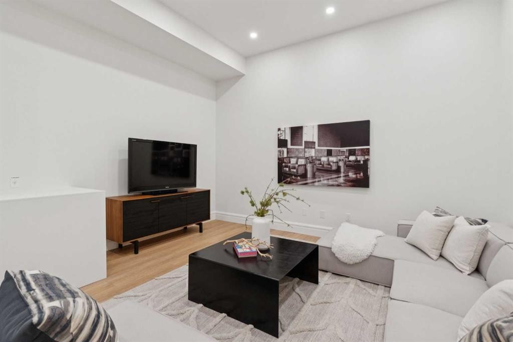 1740 6 Avenue Nw, Calgary, AB - Indoor Photo Showing Living Room