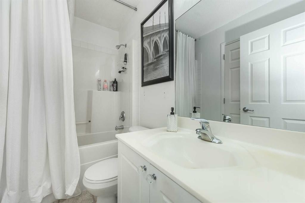 8430 Saddleridge Drive Ne, Calgary, AB - Indoor Photo Showing Bathroom
