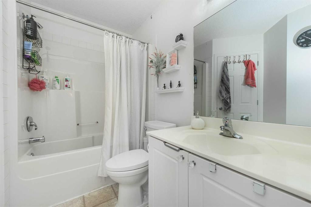 8430 Saddleridge Drive Ne, Calgary, AB - Indoor Photo Showing Bathroom