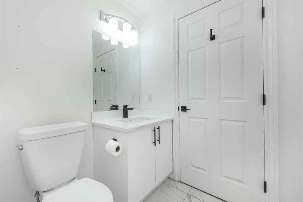 8430 Saddleridge Drive Ne, Calgary, AB - Indoor Photo Showing Bathroom