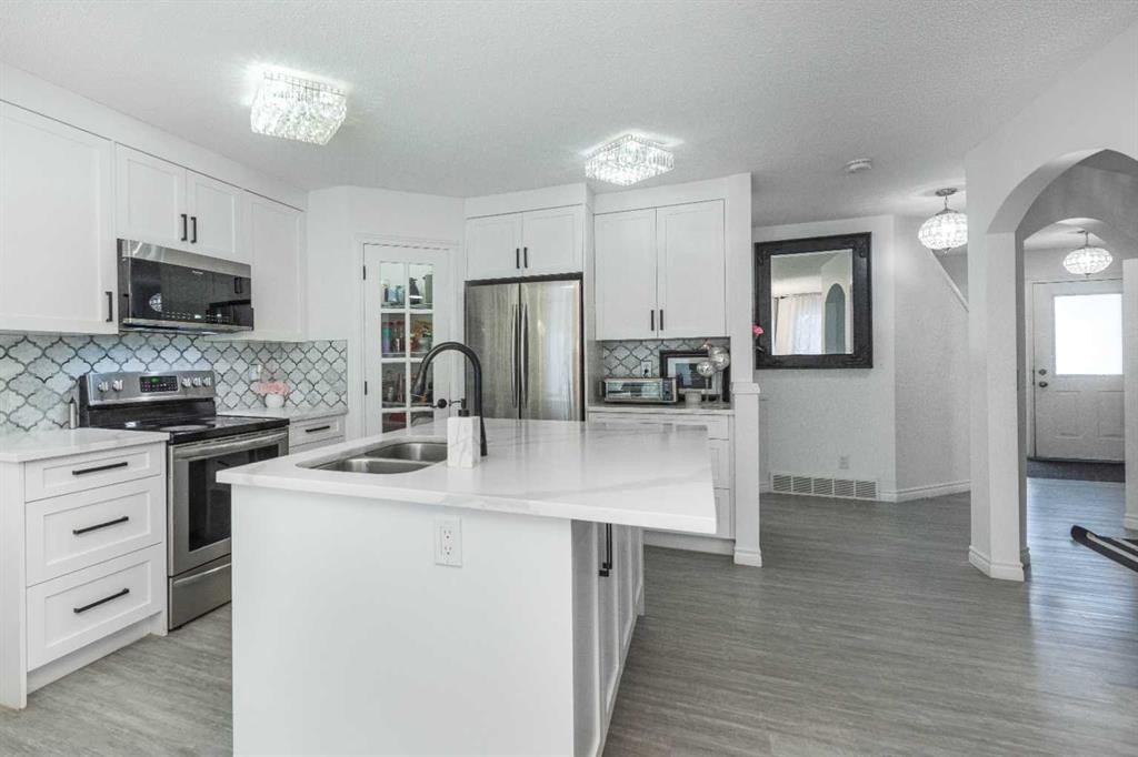 8430 Saddleridge Drive Ne, Calgary, AB - Indoor Photo Showing Kitchen With Stainless Steel Kitchen With Double Sink With Upgraded Kitchen