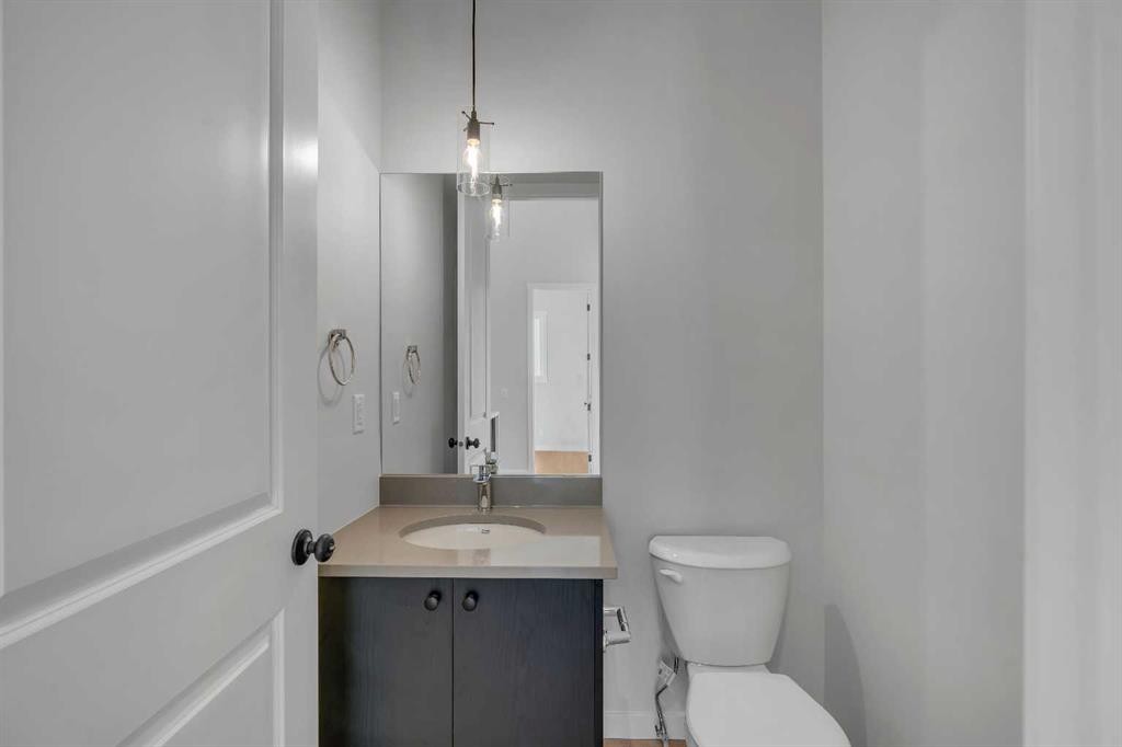 63 Bartlett Crescent Se, Calgary, AB - Indoor Photo Showing Bathroom