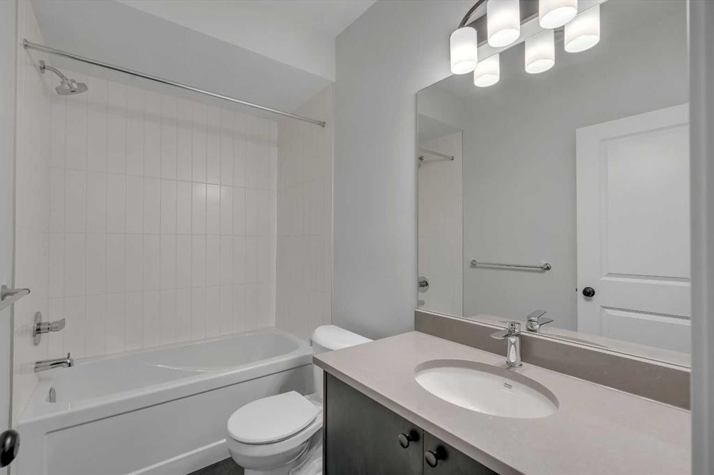 63 Bartlett Crescent Se, Calgary, AB - Indoor Photo Showing Bathroom