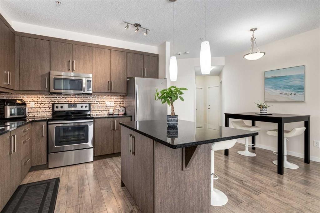 121-402 Marquis Lane Se, Calgary, AB - Indoor Photo Showing Kitchen With Stainless Steel Kitchen With Upgraded Kitchen